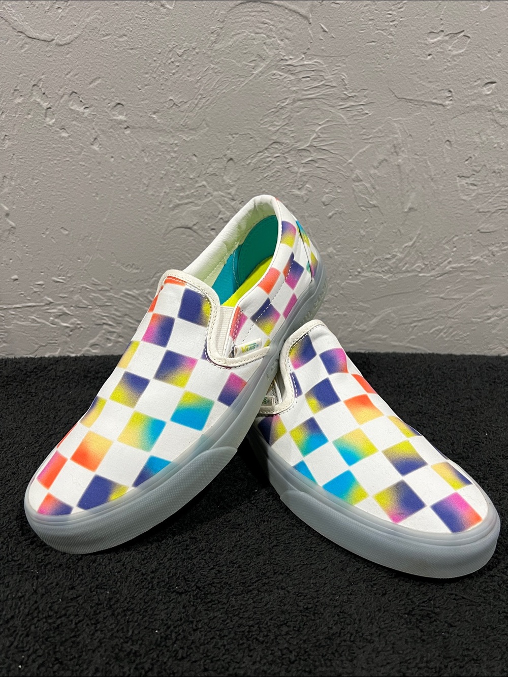 đ„đ„ VANS Cultivate Care Rainbow Checkered Canvas Gum Soles Slip-on Shoes Mens 8.5 - Picture 1 of 12